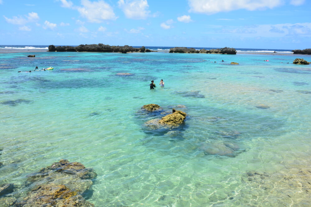 宮古島・シギラビーチの海でシュノーケリングする人たち