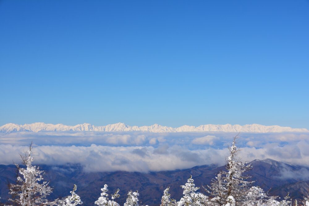 湯ノ丸山山頂から見た快晴の北アルプス・後立山連峰