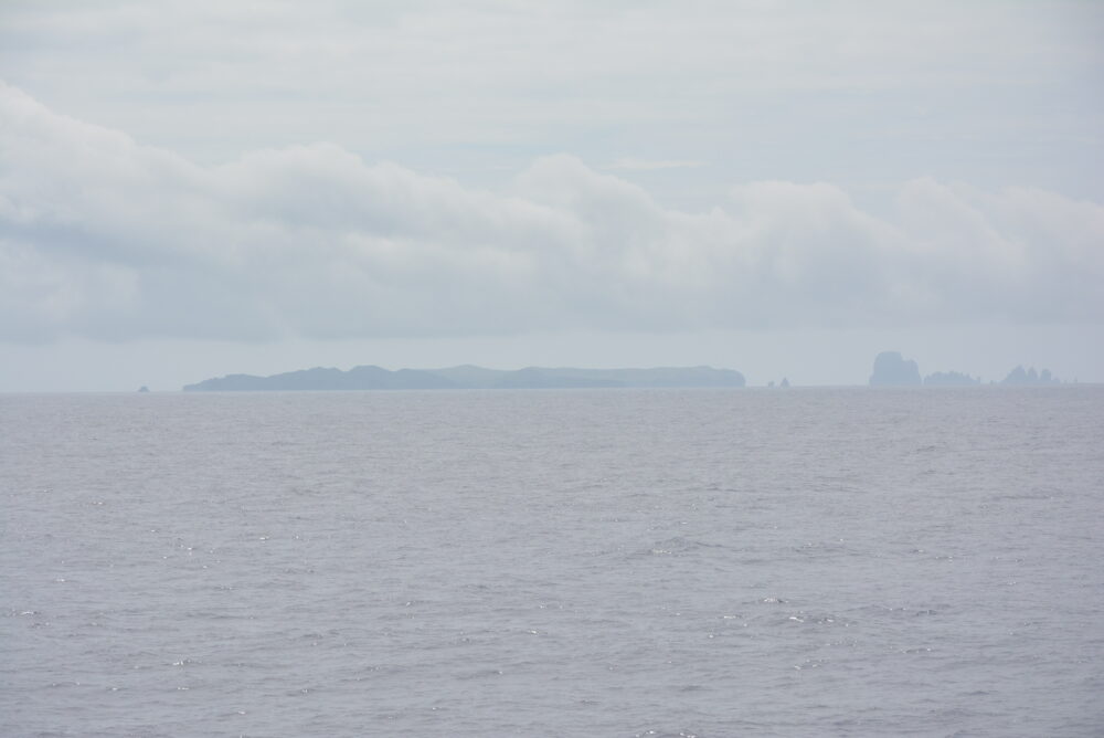 おがさわら丸から見た小笠原諸島の聟島列島