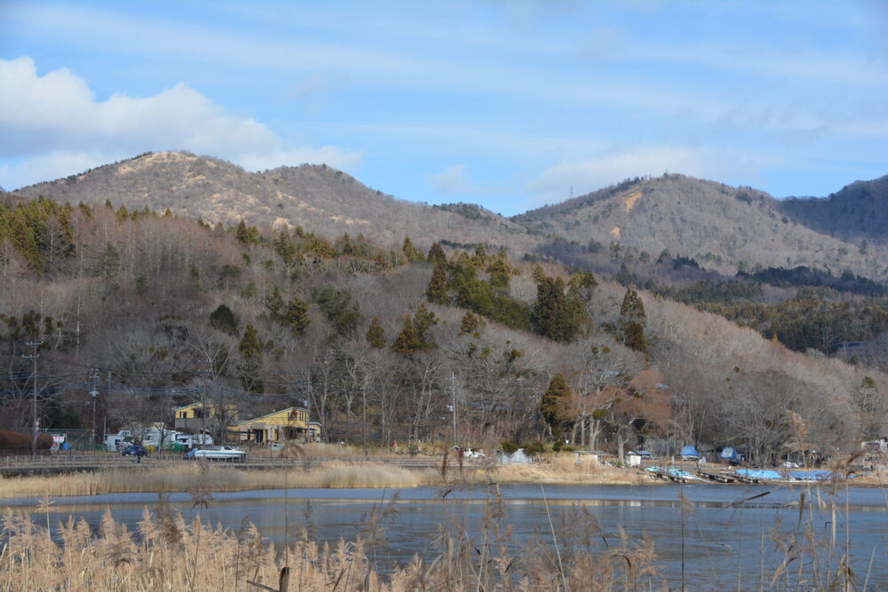 山中湖から見た石割山・平尾山の稜線