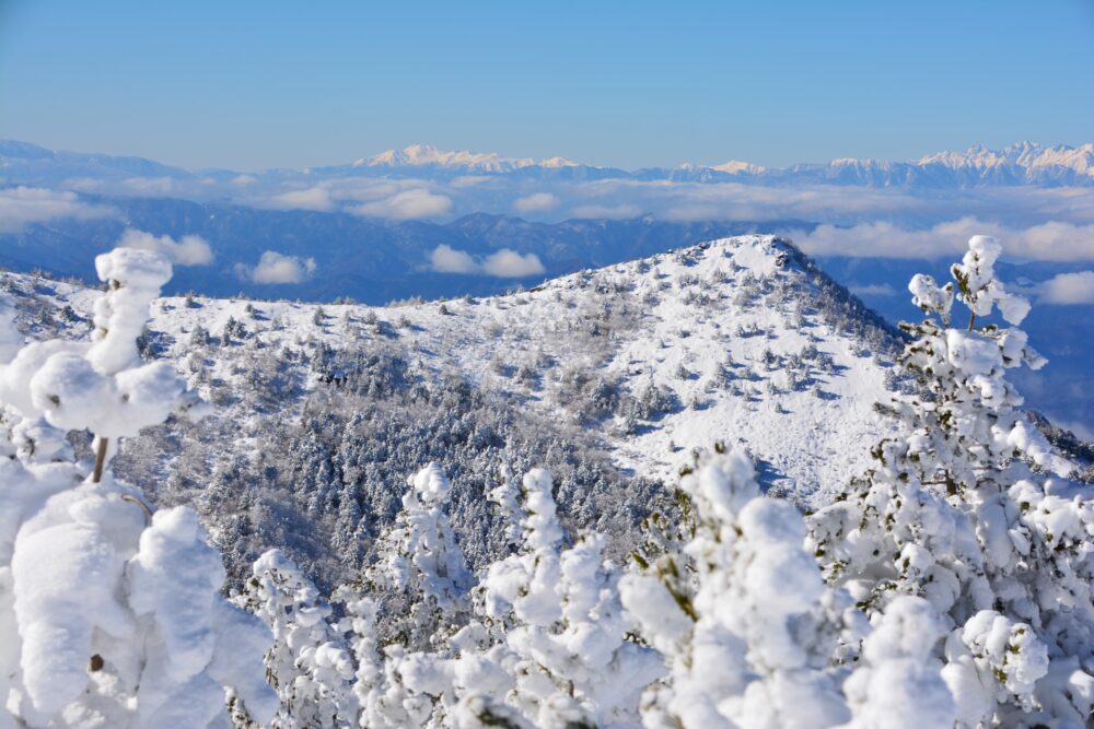 湯ノ丸山山頂の樹氷と烏帽子岳と乗鞍岳