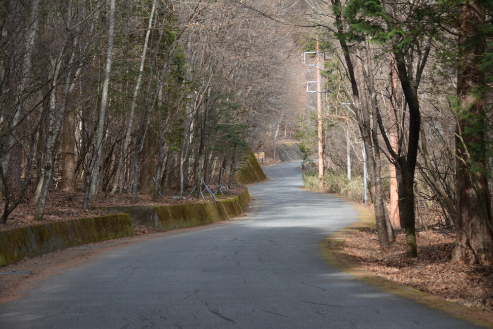 石割山神社駐車場近くの道