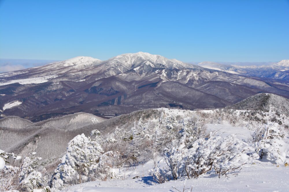 湯ノ丸山山頂（北峰）から見た四阿山と根子岳