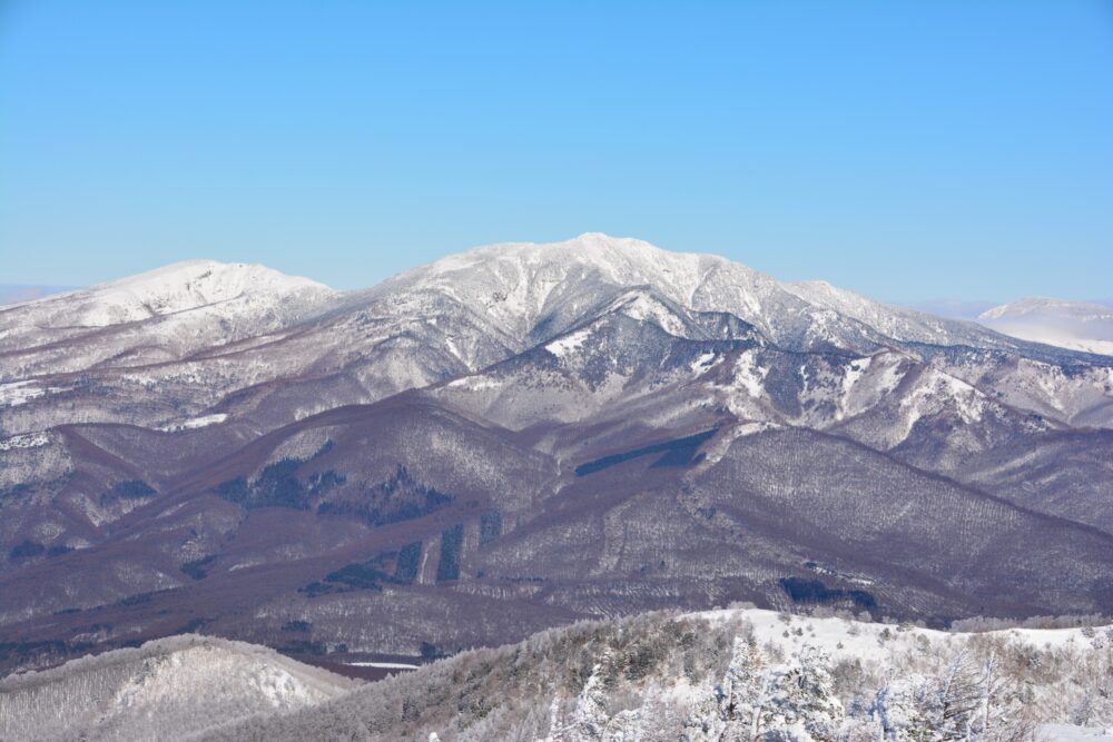 湯ノ丸山山頂（北峰）から見た四阿山と根子岳