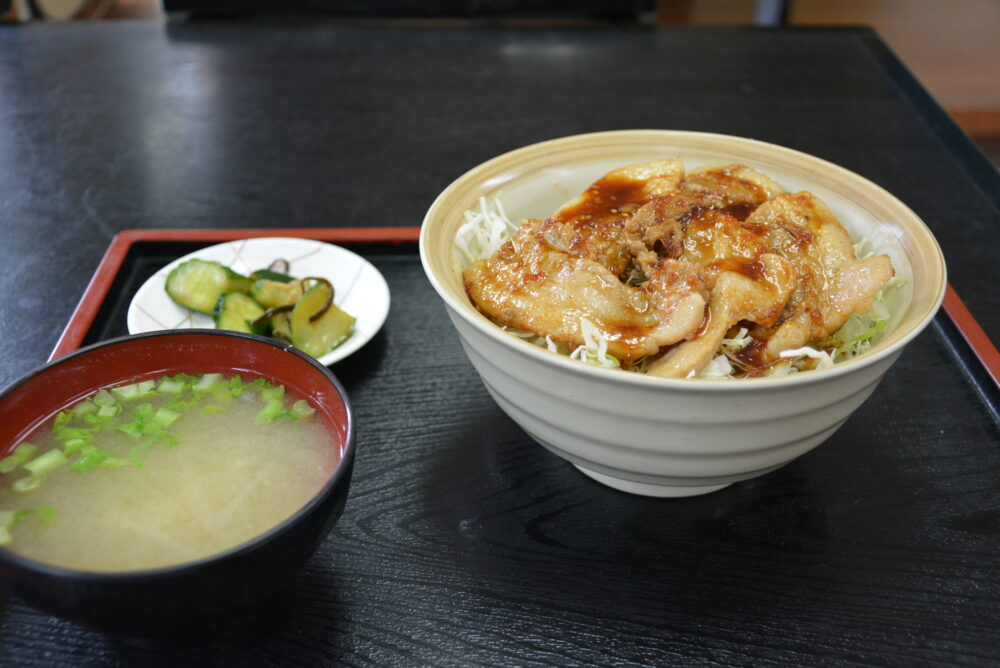 父島の食事処 羽衣の豚丼