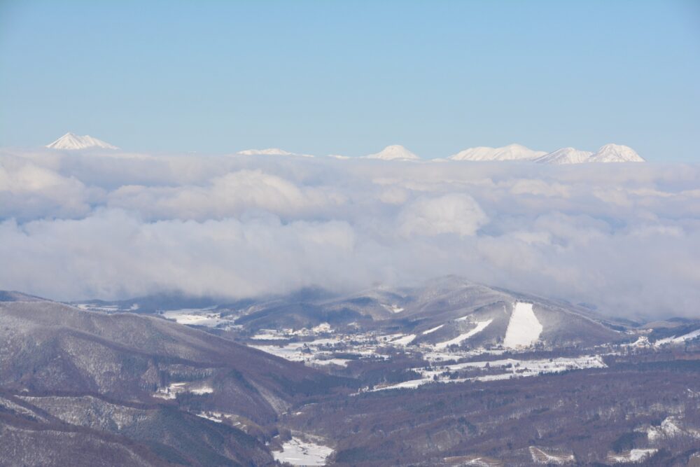 湯ノ丸山山頂（北峰）から見た菅平高原と北信の山々