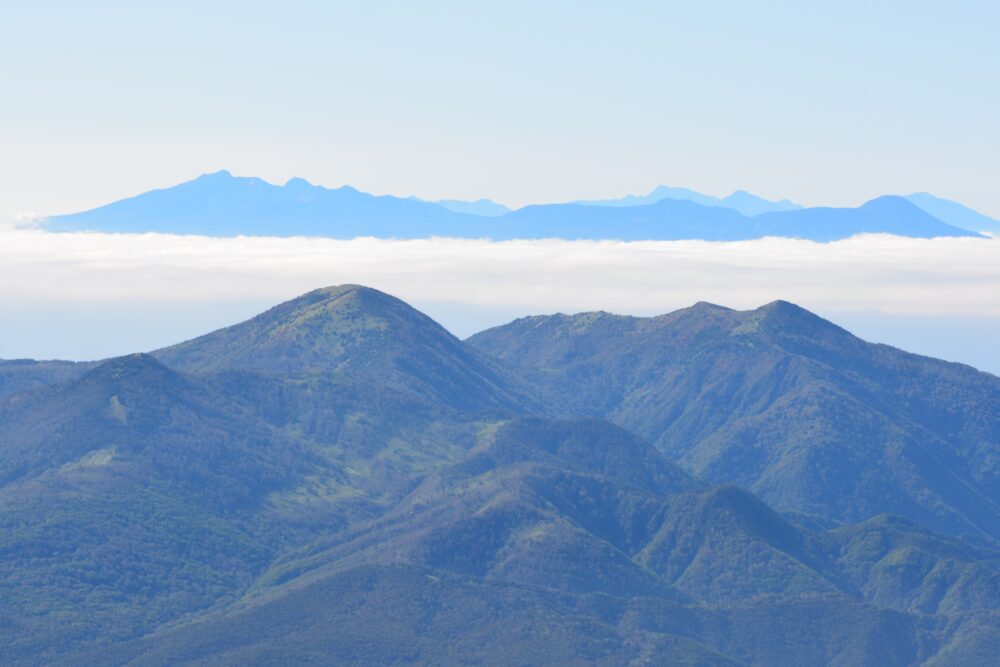 夏の四阿山から見た湯ノ丸山と烏帽子岳と八ヶ岳