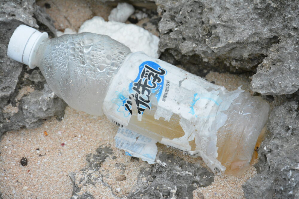 鳩間島の船原浜に打ち上げられた漂着物