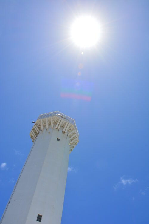 太陽と東平安名崎灯台