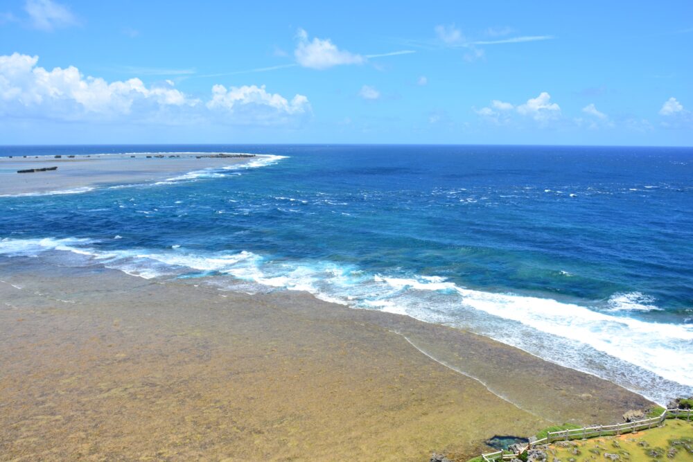 宮古島の東平安名崎灯台から眺めた海景色