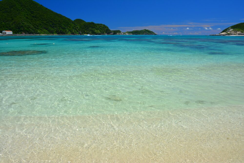 渡嘉敷島・阿波連ビーチの透明度抜群の海