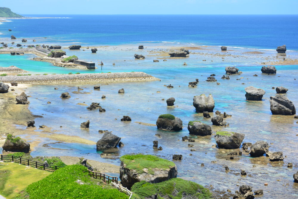 宮古島の東平安名崎灯台から眺めた磯の景色