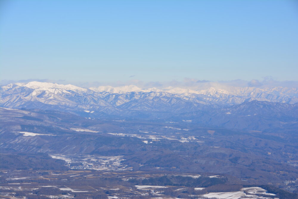 湯ノ丸山山頂（北峰）から見た谷川岳や越後の雪山