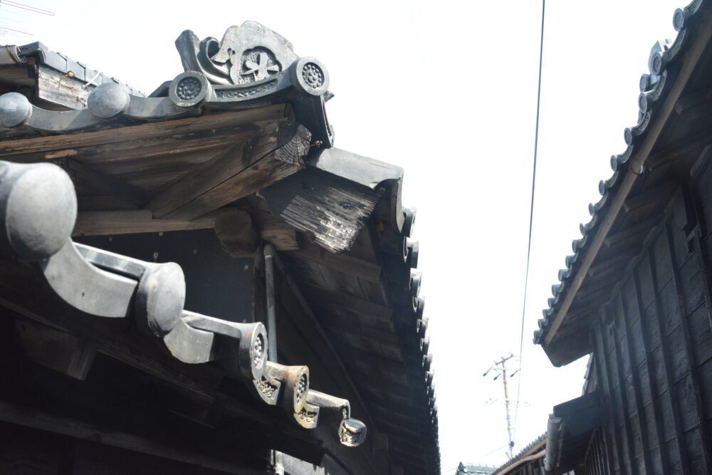 佐久島・黒壁集落の屋根瓦