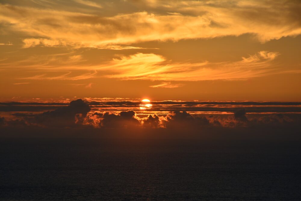 父島・ウェザーステーションから見る夕日