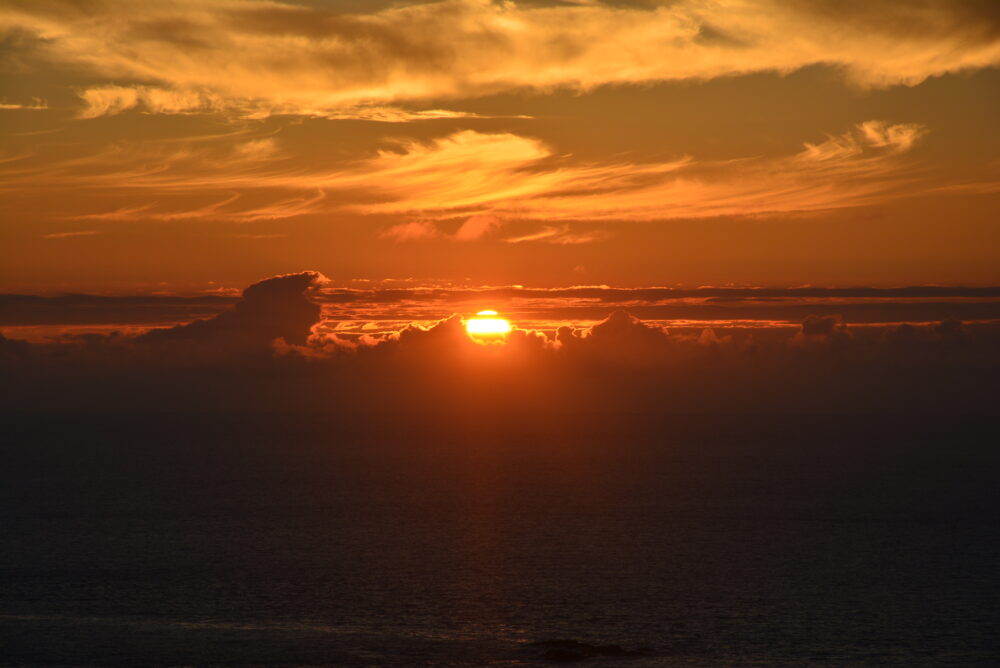 父島・ウェザーステーションから見る夕日