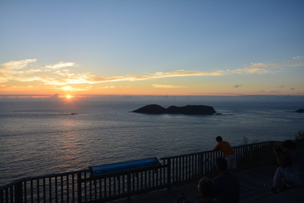 父島・ウェザーステーションから見る夕日