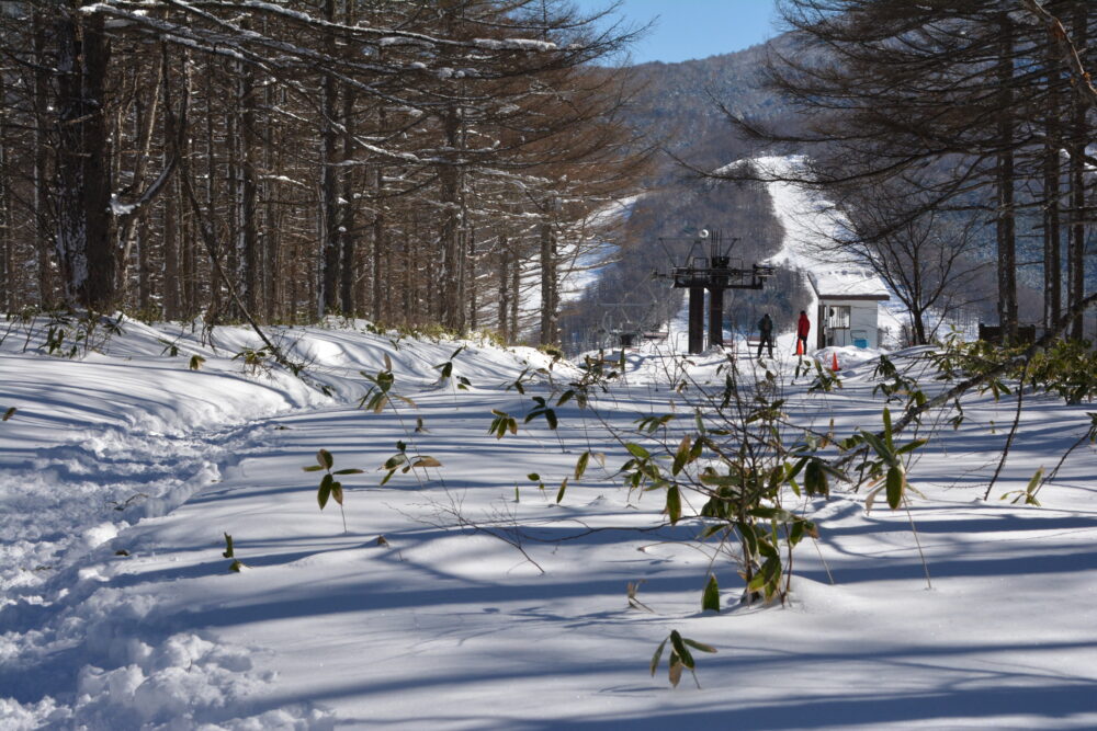 雪の湯ノ丸山の登山道とリフト乗り場