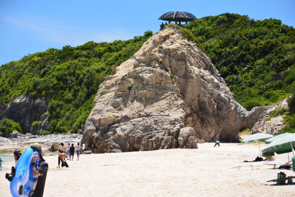 渡嘉敷島・阿波連ビーチから見るクバンダキ展望台