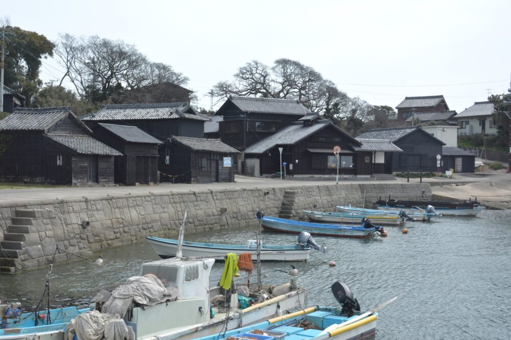 佐久島の黒壁集落の漁港