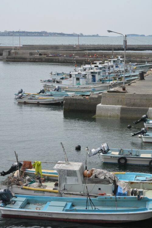 佐久島の黒壁集落にある漁港