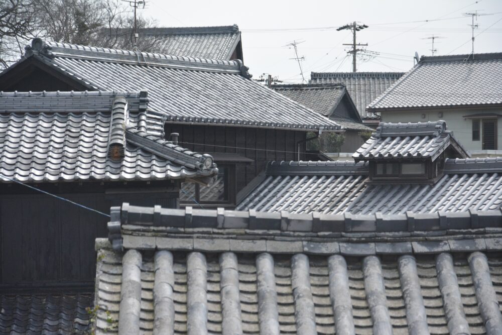 佐久島の黒壁集落の家並み