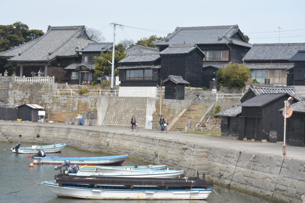 佐久島の黒壁集落の風景