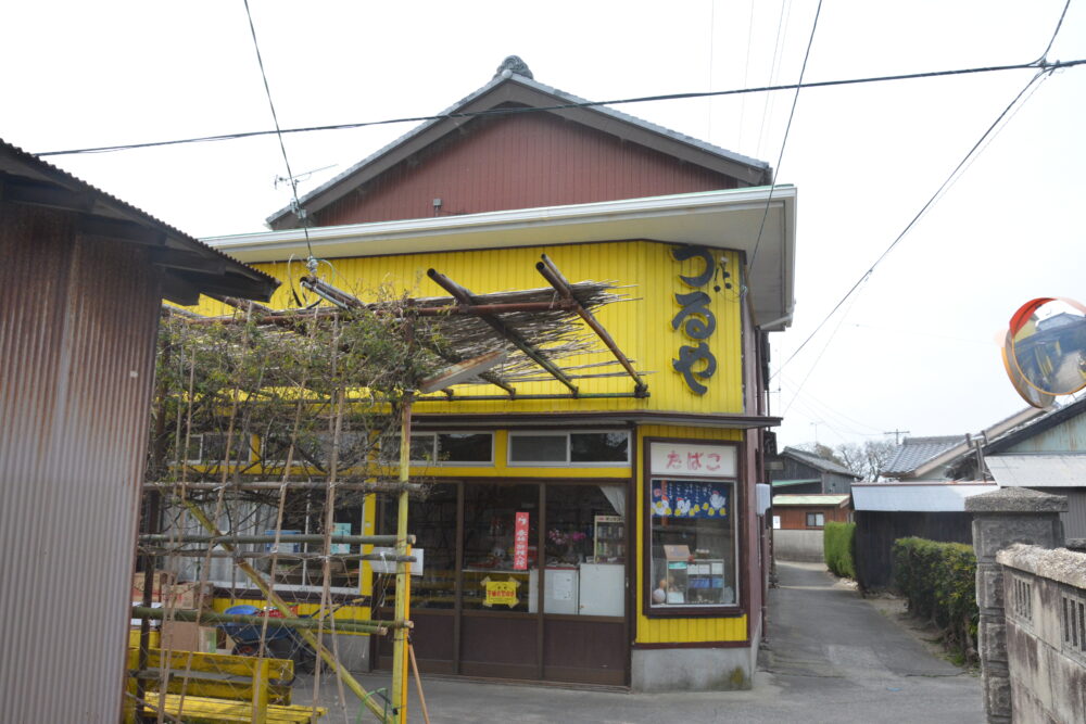 佐久島の黒壁集落にあるローカルな商店