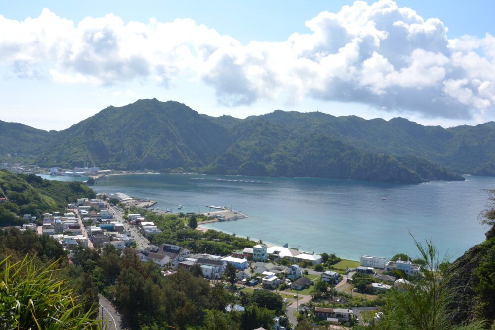 父島の二見港と市街地