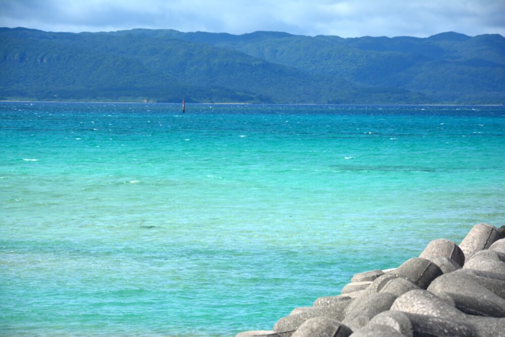 鳩間島の綺麗な海と西表島