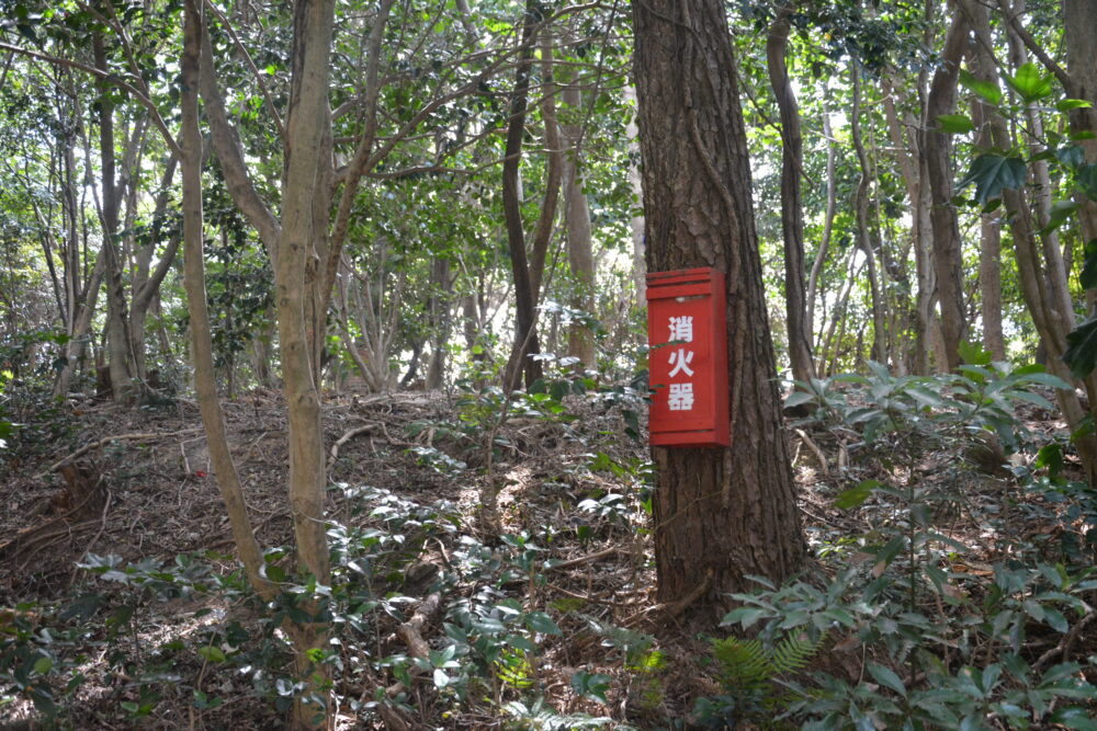 佐久島の森の中にある消火器