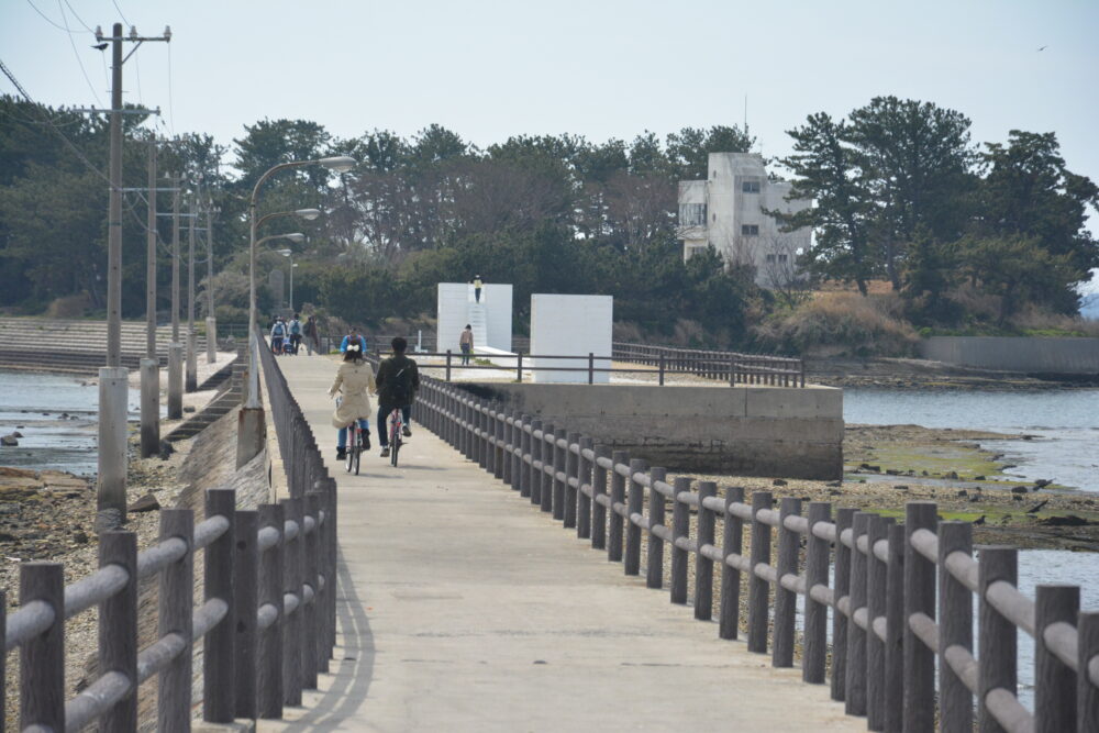 佐久島を自転車で観光する人たち