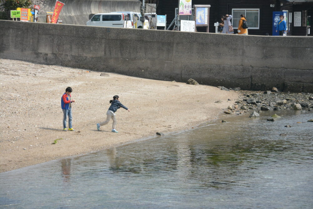 佐久島を観光する人たち