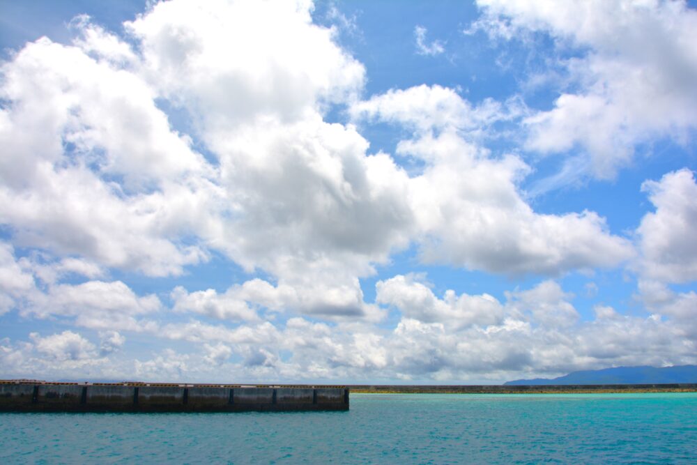 鳩間島の堤防と夏空・わた雲