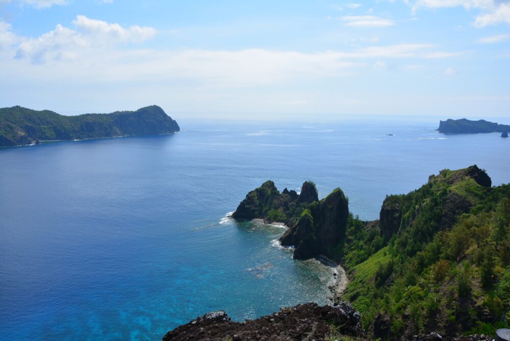 父島の長崎展望台からの海景色