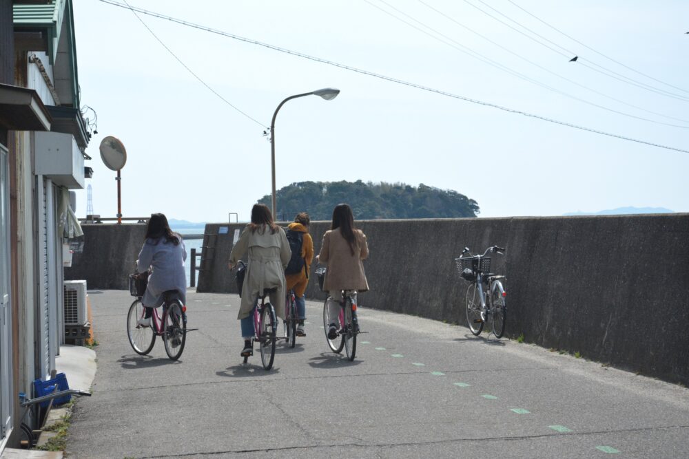 佐久島を自転車で観光する人たち