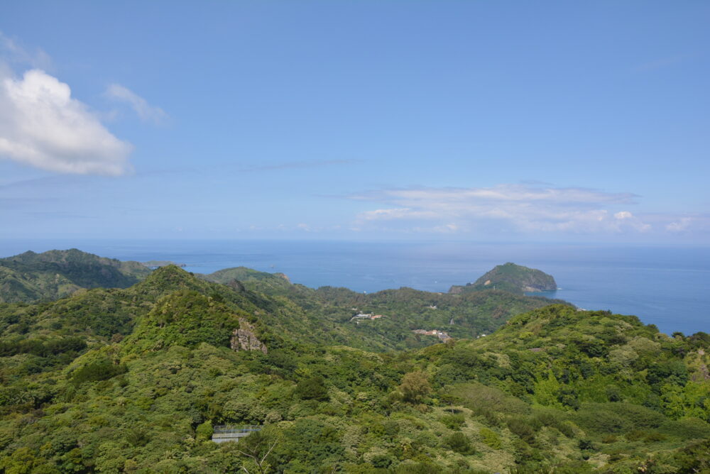 父島・中央山山頂から眺めた西側の景色