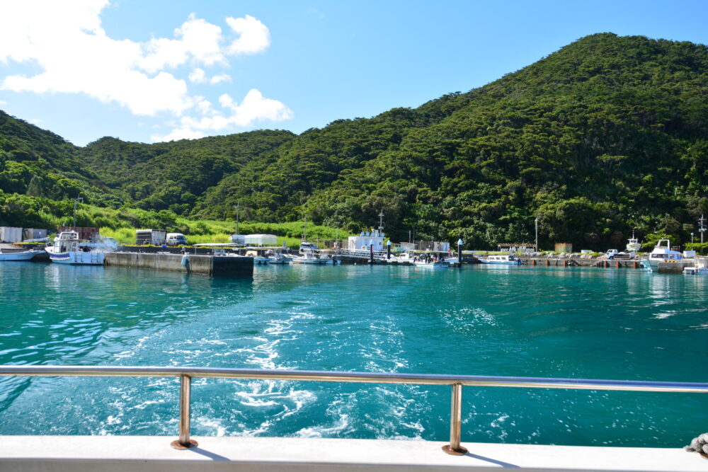 渡嘉敷島の阿波連漁港を出港する渡船みつしま