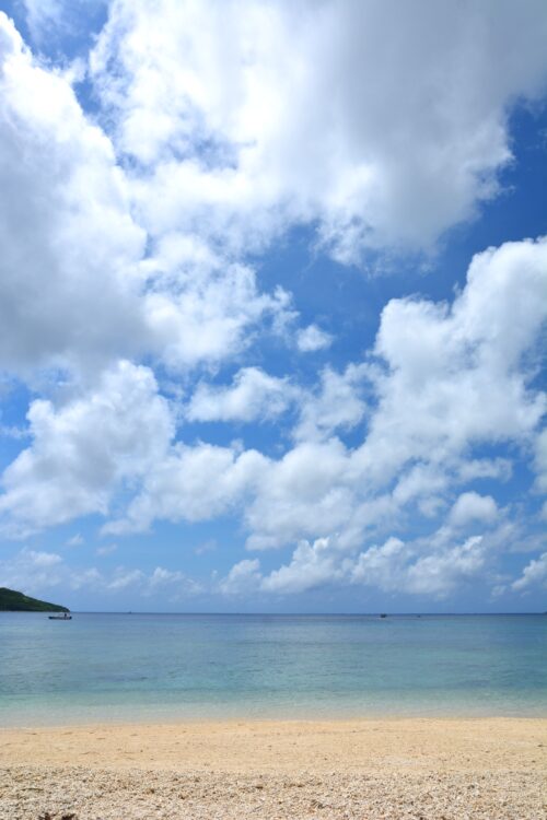 西表島・船浮集落のイダの浜と青空