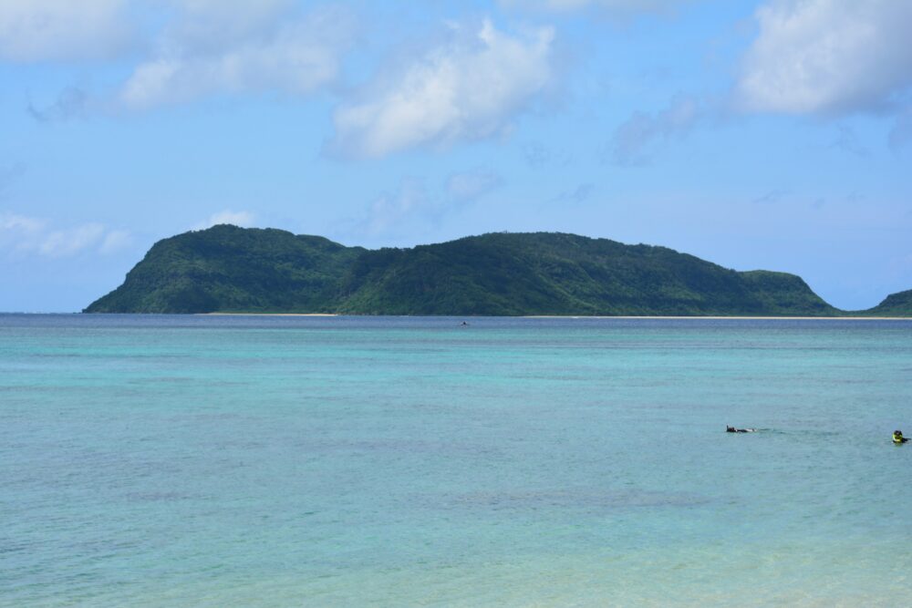 西表島・船浮集落向かいの外離島