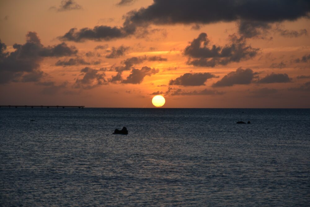 伊良部島・佐和田の浜のまん丸夕日