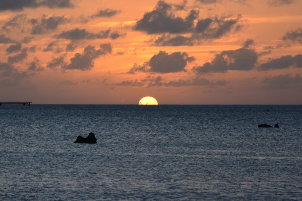 伊良部島・佐和田の浜のまん丸夕日