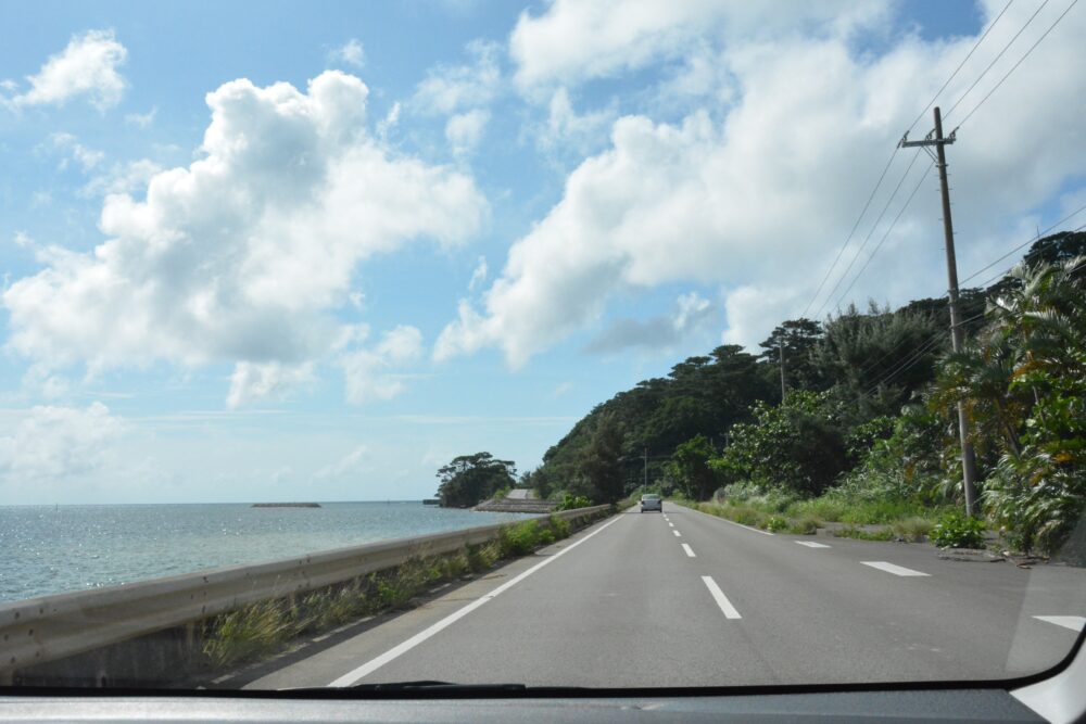 西表島の海岸線の道路