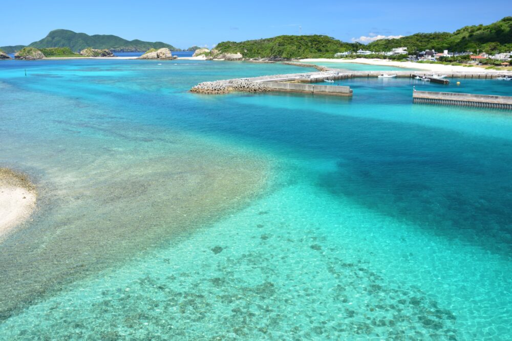 阿嘉大橋から見た阿嘉集落の漁港と綺麗な海