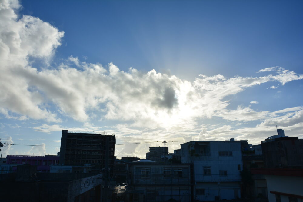 宮古島の朝日と空