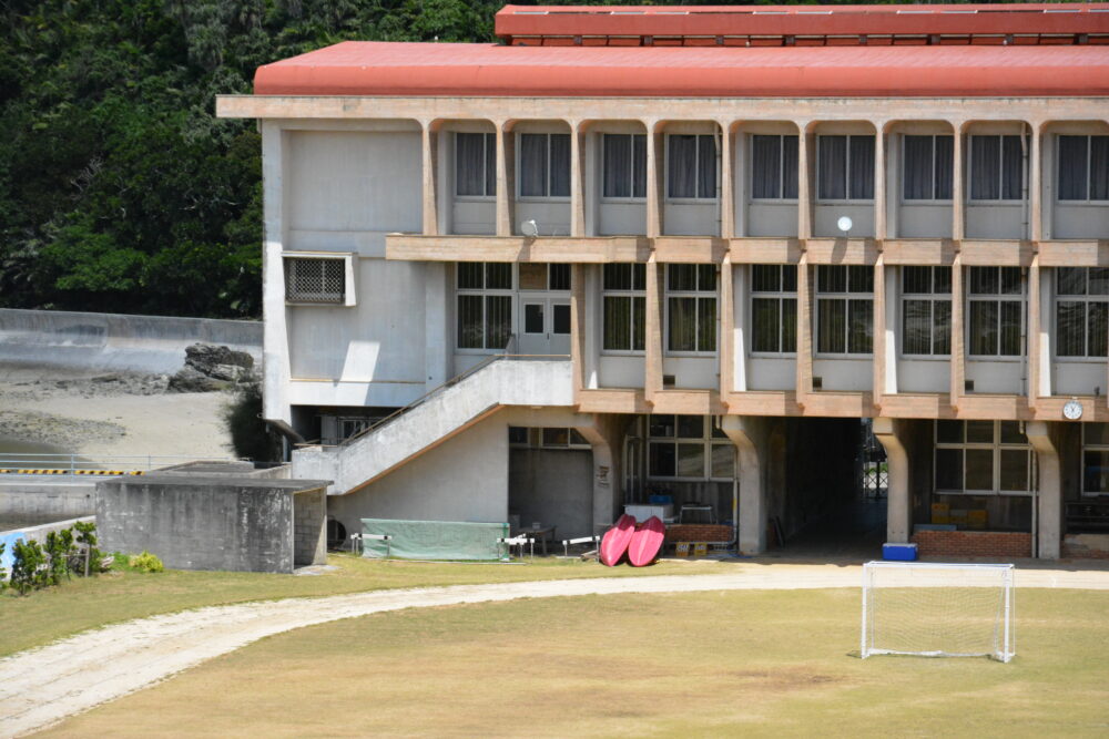 慶留間島の慶留間小中学校に置いてあるカヤック