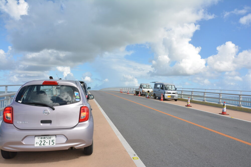 伊良部大橋の路肩に停車してる車