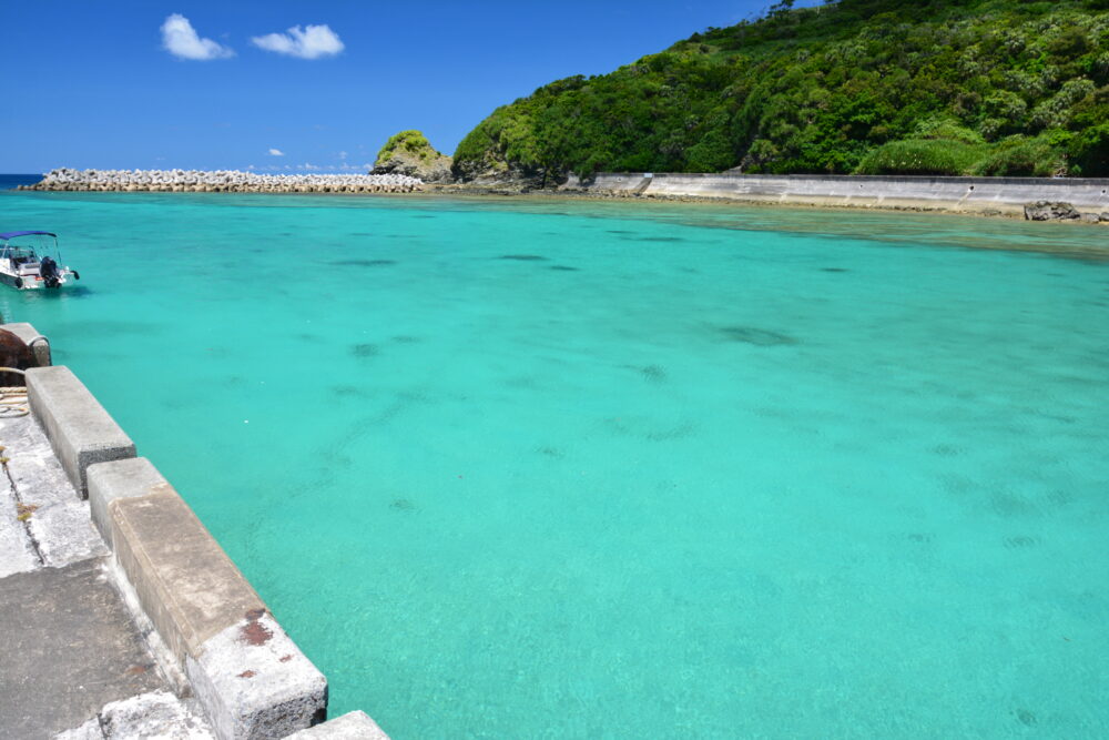 慶留間島の綺麗な海