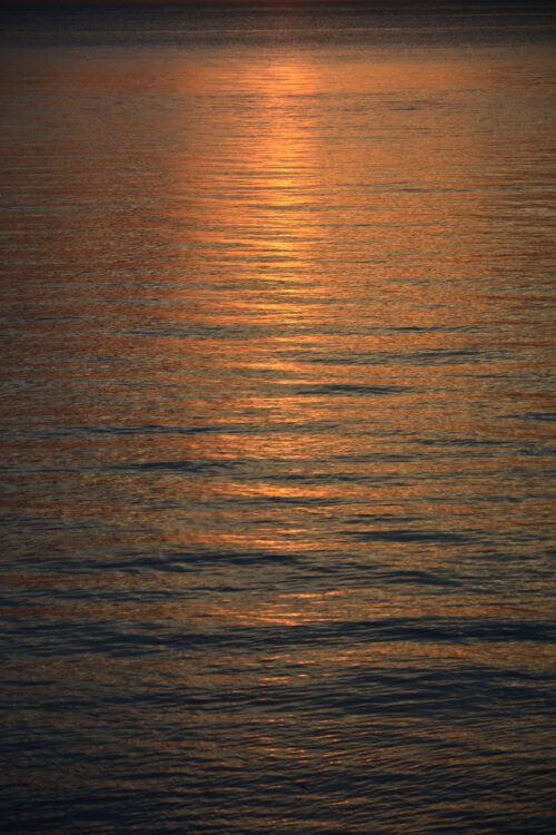 西表島の星立海岸で見た夕日が反射した海面