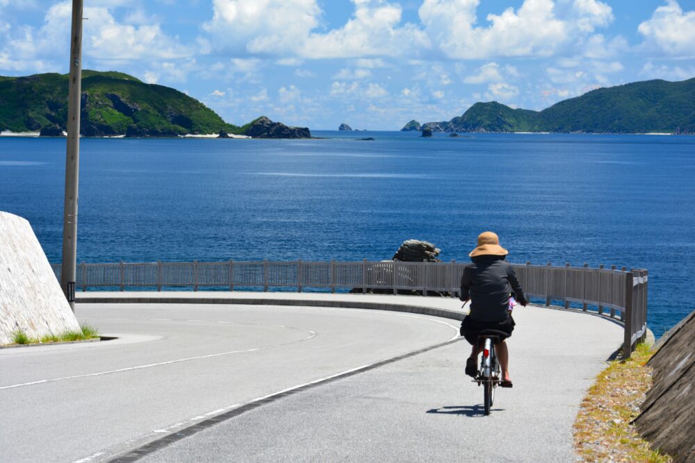 慶留間島で自転車を漕ぐ女性